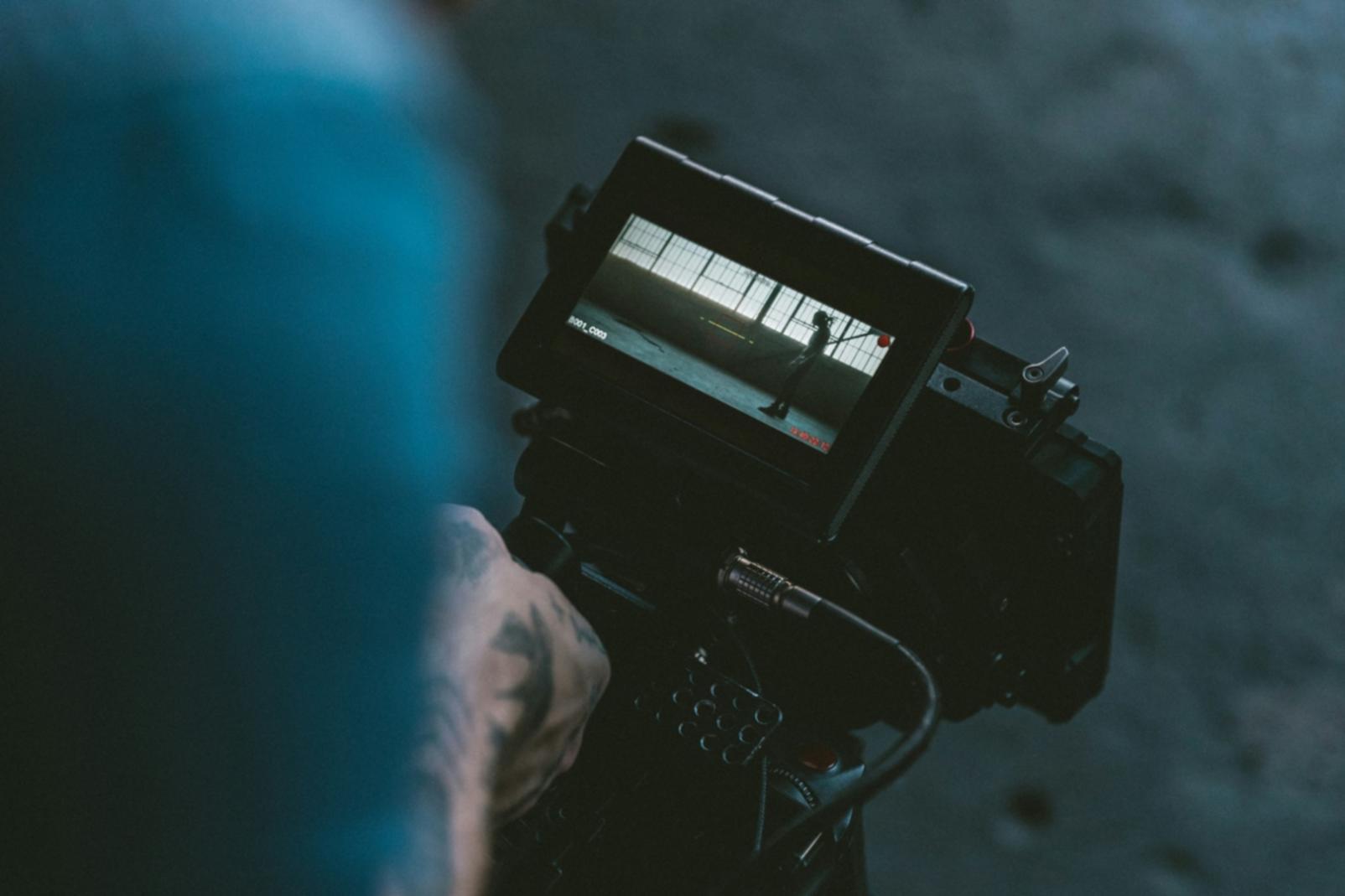 Studio de montage vidéo professionnel avec équipement moderne
