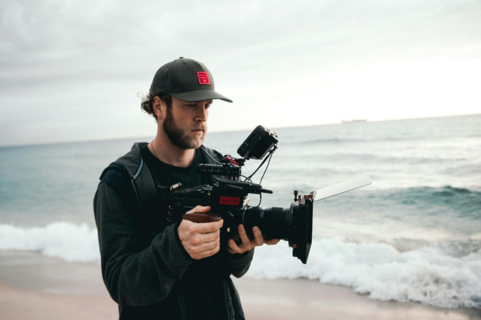 Espace de travail moderne pour le montage vidéo avec équipement professionnel