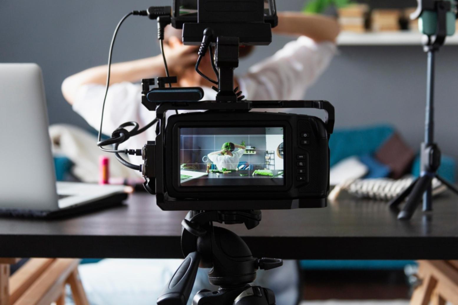 Étudiant travaillant sur un projet de montage vidéo